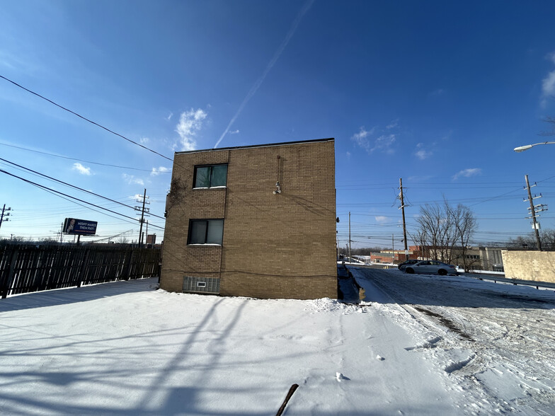 4467 Lee Rd, Cleveland, OH à vendre - Photo de l’immeuble – Image 3 sur 16