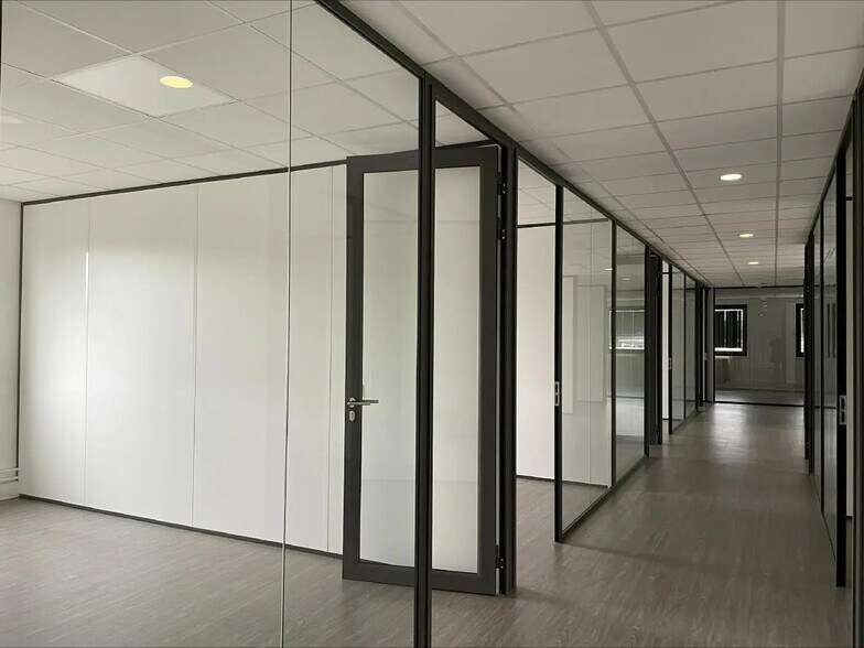 Local d’activités dans Cergy à louer - Photo de l’immeuble – Image 2 sur 7