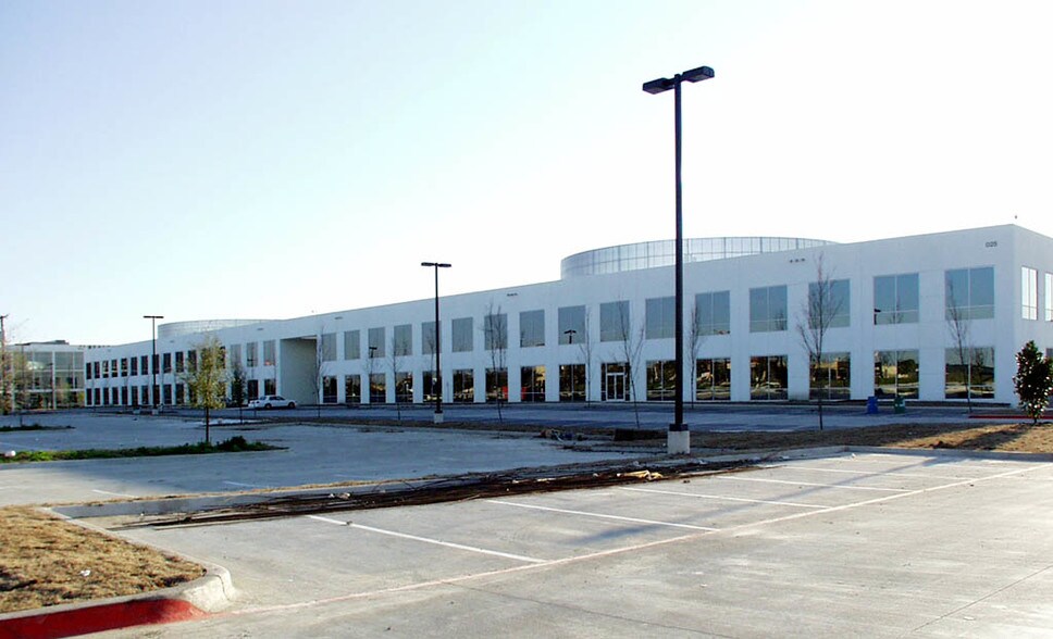 4025 Midway Rd, Carrollton, TX à louer - Photo de l’immeuble – Image 1 sur 3