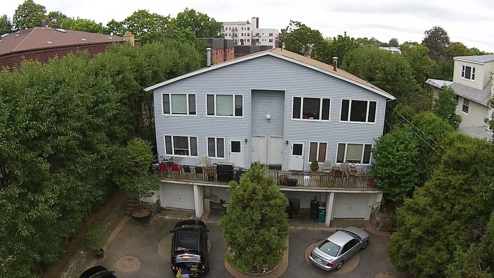 147-149 Meadow Ln, New Rochelle, NY à vendre - Vidéo sur l’annonce professionnelle – Image 2 sur 7