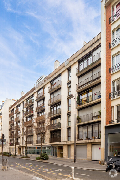 Immeuble residentiel dans Paris à vendre - Photo principale – Image 1 sur 2