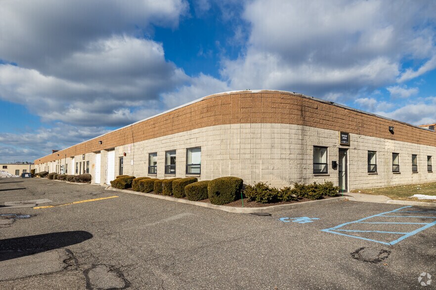 66 S 2nd St, Bay Shore, NY à louer - Photo de l’immeuble – Image 2 sur 4