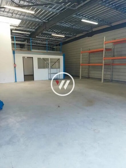 Local d’activités dans Roquefort-la-Bédoule à louer - Photo de l’immeuble – Image 2 sur 4