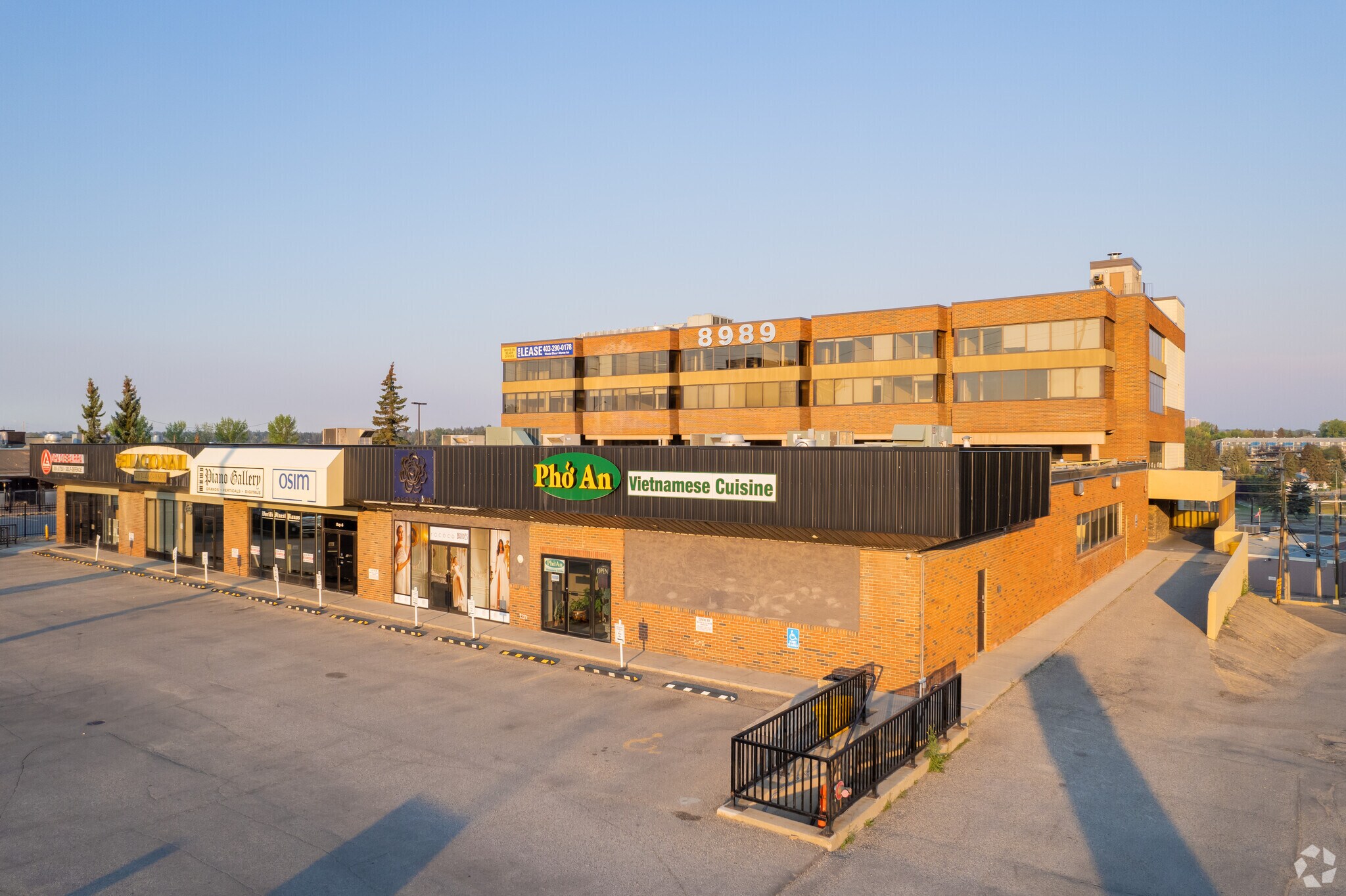 8989 Macleod Trl S, Calgary, AB à louer Photo principale– Image 1 sur 12