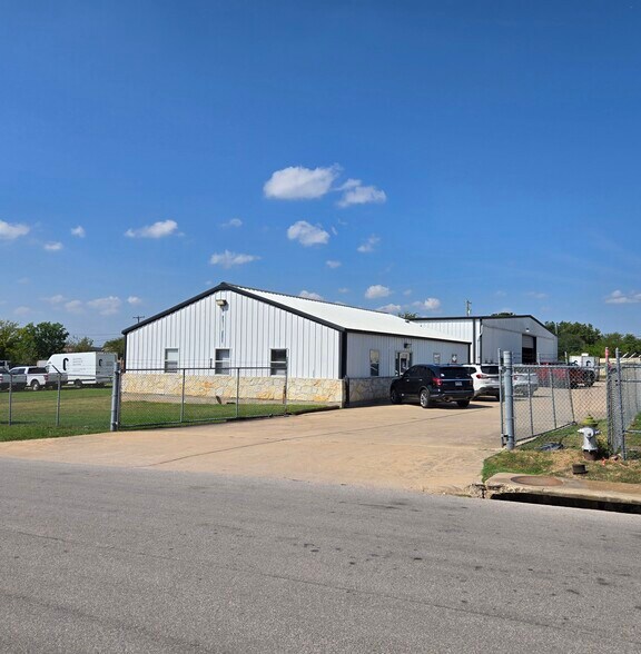 103 Tradesmen Dr, Hutto, TX à louer - Photo de l’immeuble – Image 2 sur 10