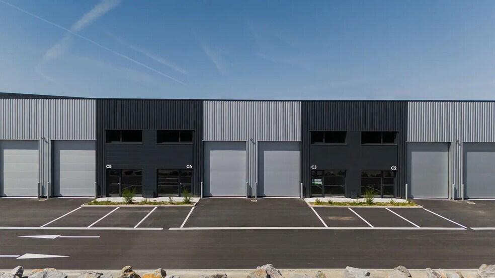 Local commercial dans Grandchamps-des-Fontaines à vendre - Photo de l’immeuble – Image 3 sur 10