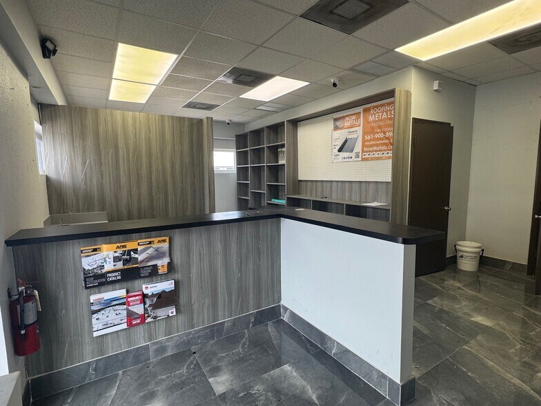 5280 NW 77th Ct, Doral, FL à louer - Hall d’entrée – Image 2 sur 15