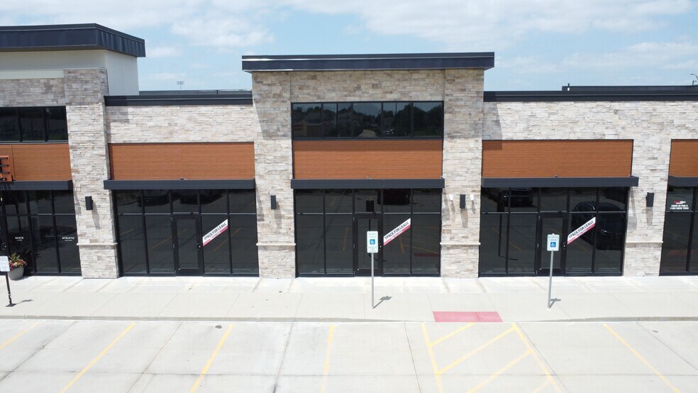 1101 E 1st St, Grimes, IA à louer - Photo de l’immeuble – Image 2 sur 8