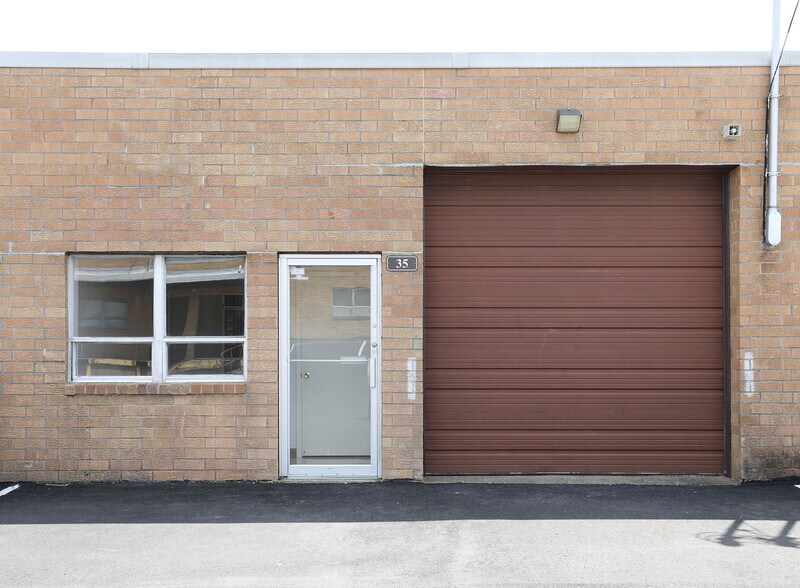 19-45 Cain Dr, Plainview, NY à louer - Photo de l’immeuble – Image 1 sur 6