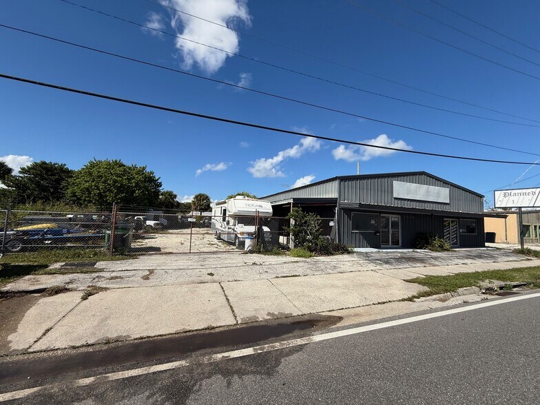 1040 Aurora Road, Melbourne, FL à vendre - Photo principale – Image 1 sur 13