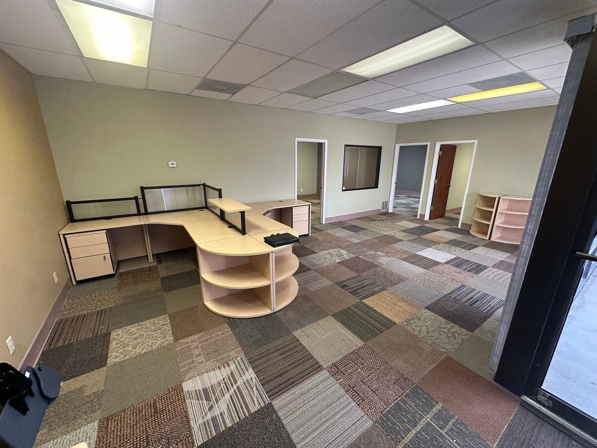 9225 Ulmerton Rd, Largo, FL 33771 - Lot 404-406 -  - Hall d’entrée - Image 1 of 17