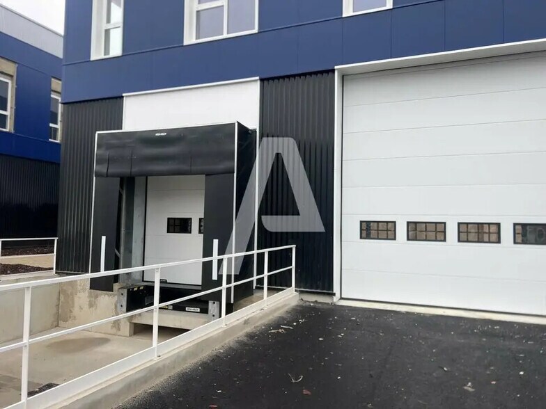 Local d’activités dans Moissy-Cramayel à louer - Photo de l’immeuble – Image 3 sur 5