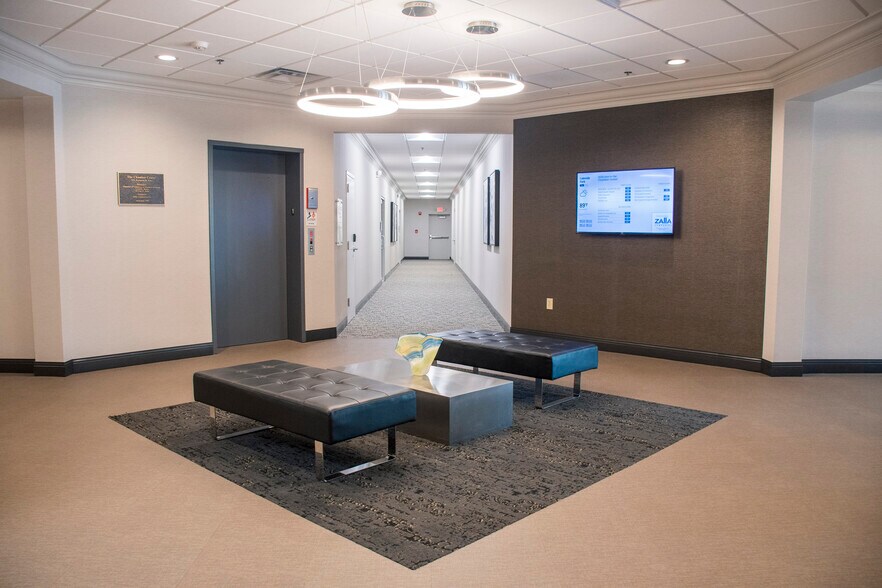 300 Buttermilk Pike, Fort Mitchell, KY à louer - Hall d’entrée – Image 2 sur 5