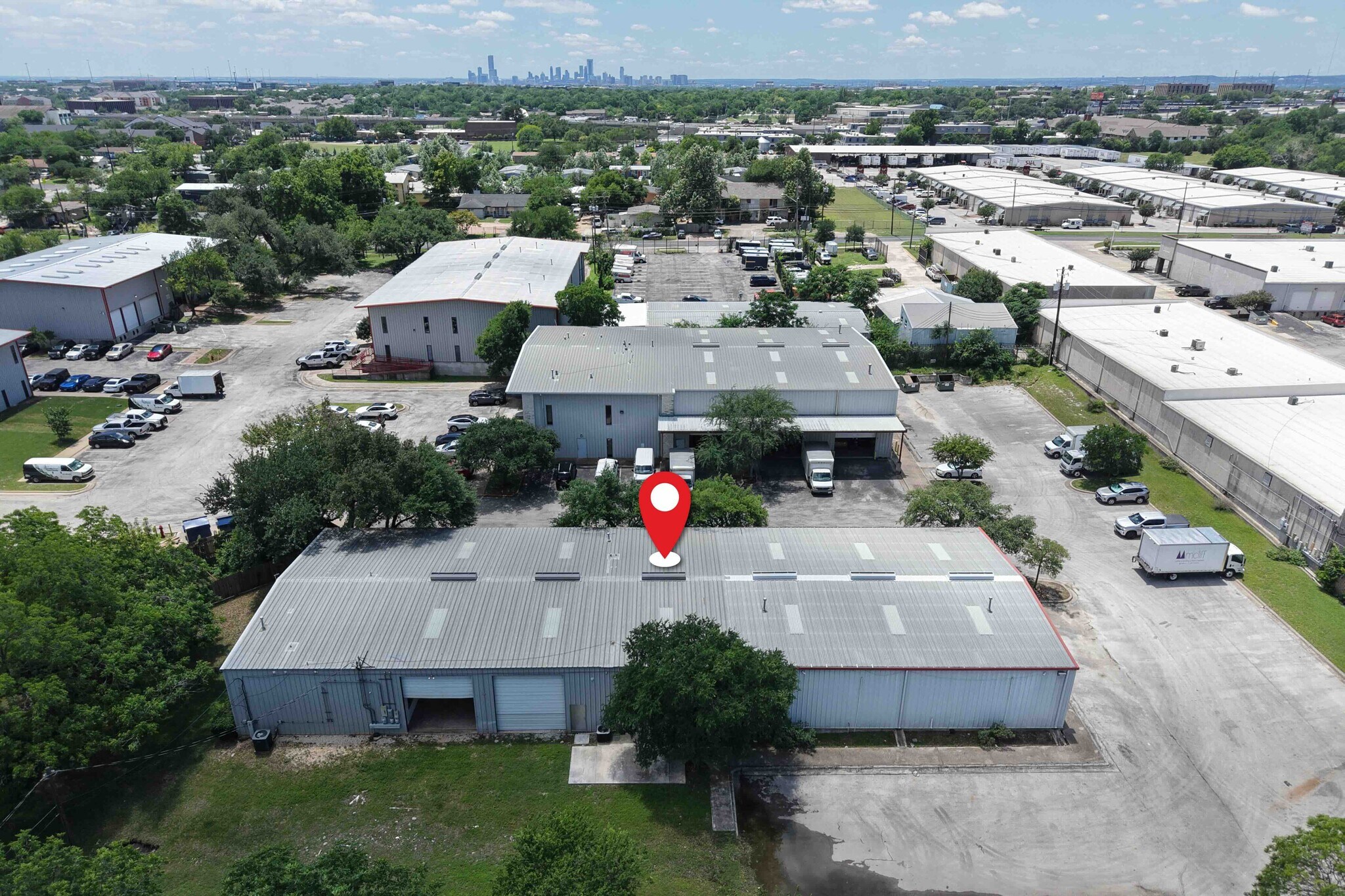 204 W Powell Ln, Austin, TX à louer Photo de l’immeuble– Image 1 sur 8
