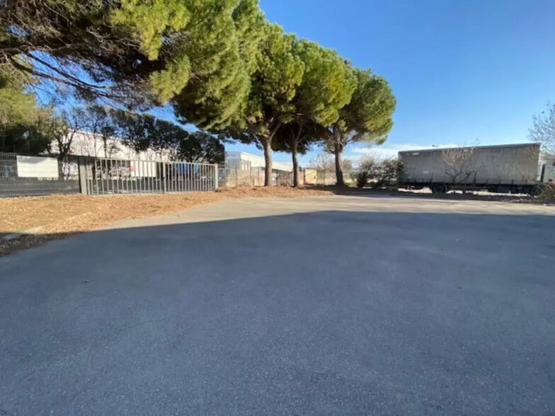 Local d’activités dans Marignane à louer - Photo de l’immeuble – Image 3 sur 8