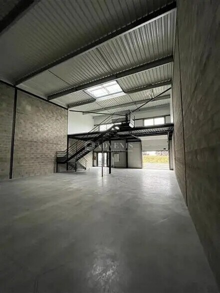 Local d'activités dans Saran à vendre - Photo de l’immeuble – Image 2 sur 6