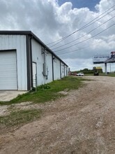 4411 County Road 418, Rosharon, TX à louer Photo de l’immeuble– Image 2 sur 34