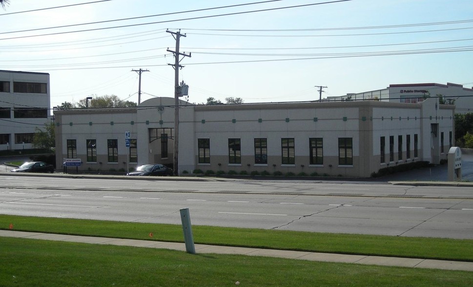 747 Lake Cook Rd, Deerfield, IL à louer - Photo de l’immeuble – Image 1 sur 3