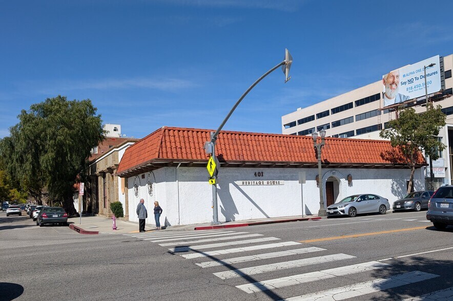 305 E Colorado St, Glendale, CA à louer - Photo de l’immeuble – Image 2 sur 10