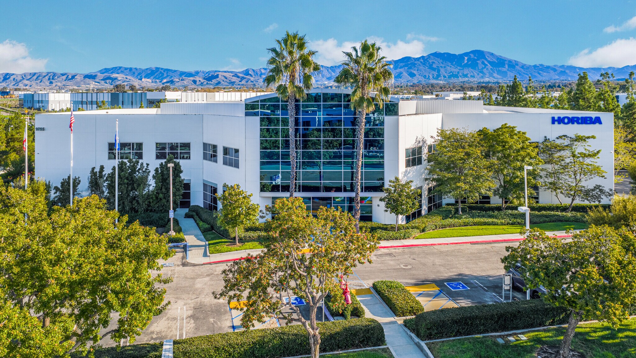 9755 Research Dr, Irvine, CA à louer Photo principale– Image 1 sur 12