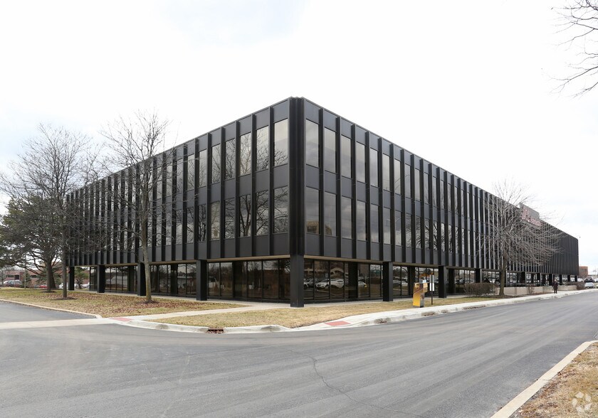 2222 Kensington Ct, Oak Brook, IL à louer - Photo de l’immeuble – Image 1 sur 3
