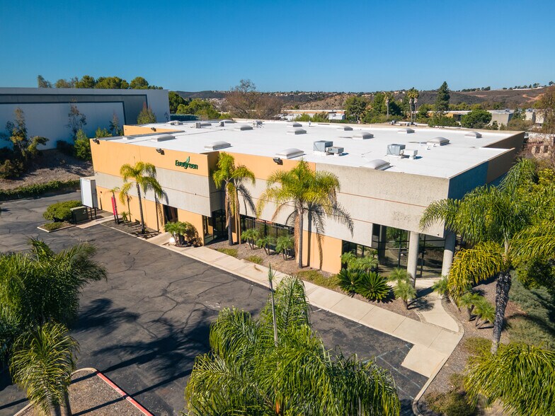 2465 Coral St, Vista, CA à louer - Photo de l’immeuble – Image 2 sur 10