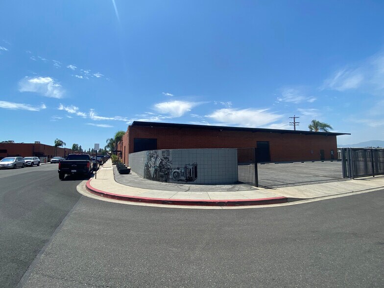 4100 Vanowen Pl, Burbank, CA à louer - Photo de l’immeuble – Image 3 sur 25