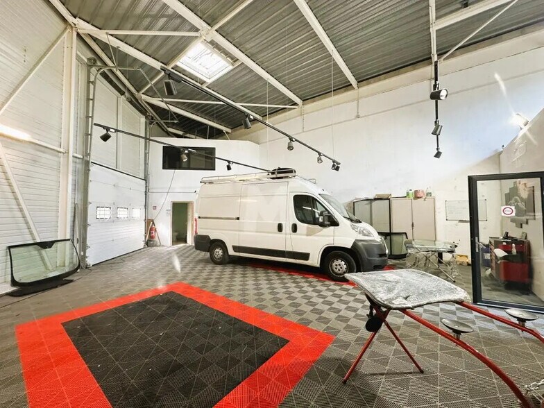 Local d’activités dans Les Ulis à louer - Photo de l’immeuble – Image 3 sur 7