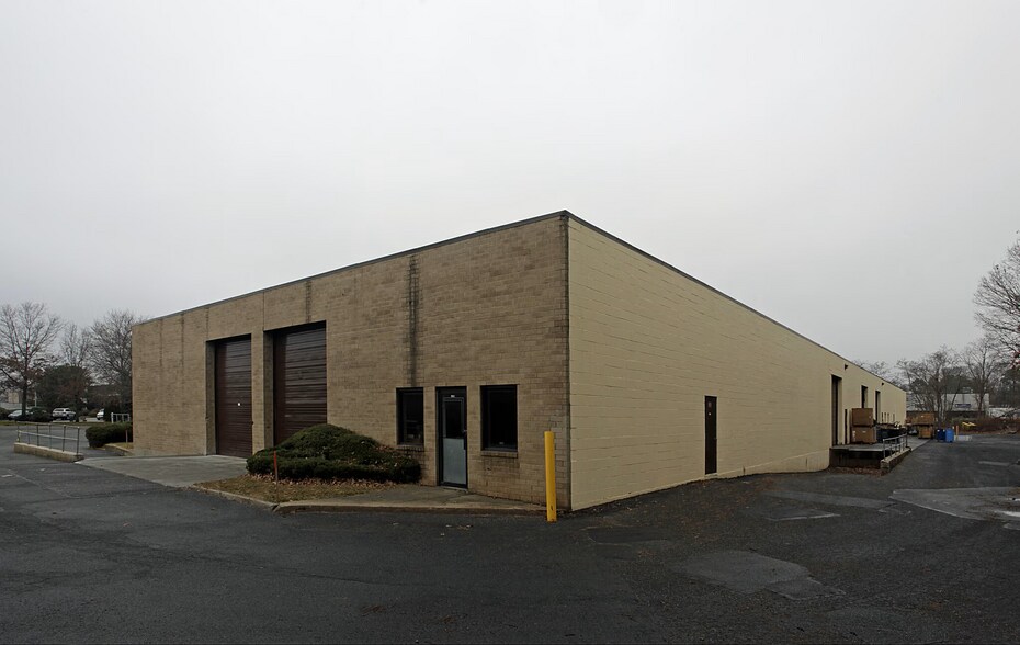 303 Christopher St, Ronkonkoma, NY à louer - Photo de l’immeuble – Image 2 sur 6