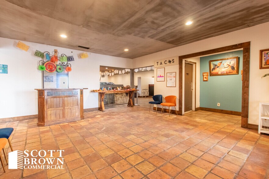 820 S Interstate 35 E, Denton, TX à louer - Photo de l’immeuble – Image 3 sur 22
