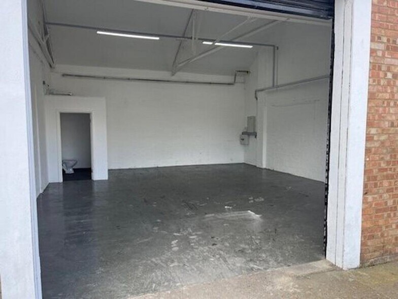 56 Magnet Rd, Wembley à louer - Photo de l’immeuble – Image 3 sur 30