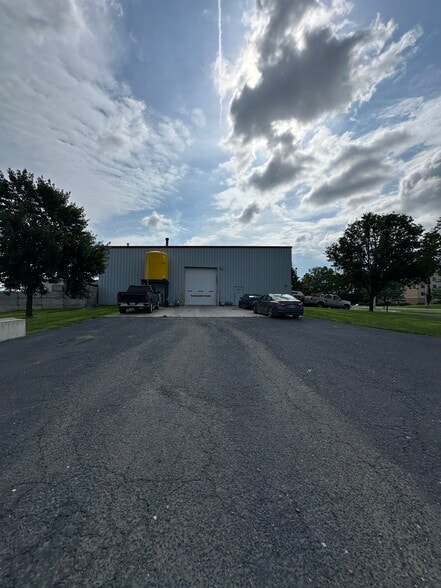 1521 E Commerce Ave, Carlisle, PA à louer - Photo de l’immeuble – Image 3 sur 8