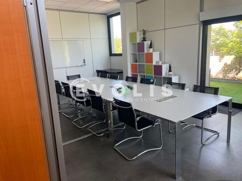 Bureau dans Bussy Saint Martin à louer - Photo de l’immeuble – Image 3 sur 8