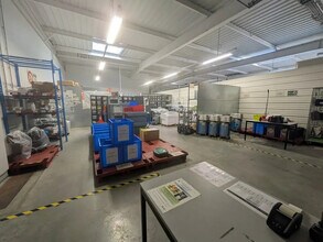 Local d'activités dans Ifs à vendre Photo intérieure– Image 2 sur 3