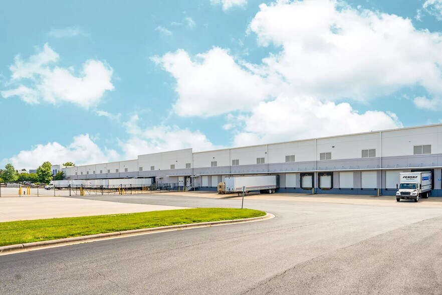 657 Brigham Rd, Greensboro, NC à louer - Photo de l’immeuble – Image 2 sur 24