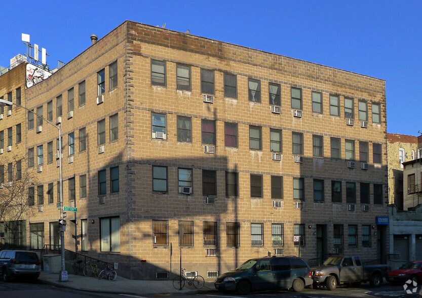 673 Meeker Ave, Brooklyn, NY à louer - Photo de l’immeuble – Image 3 sur 4