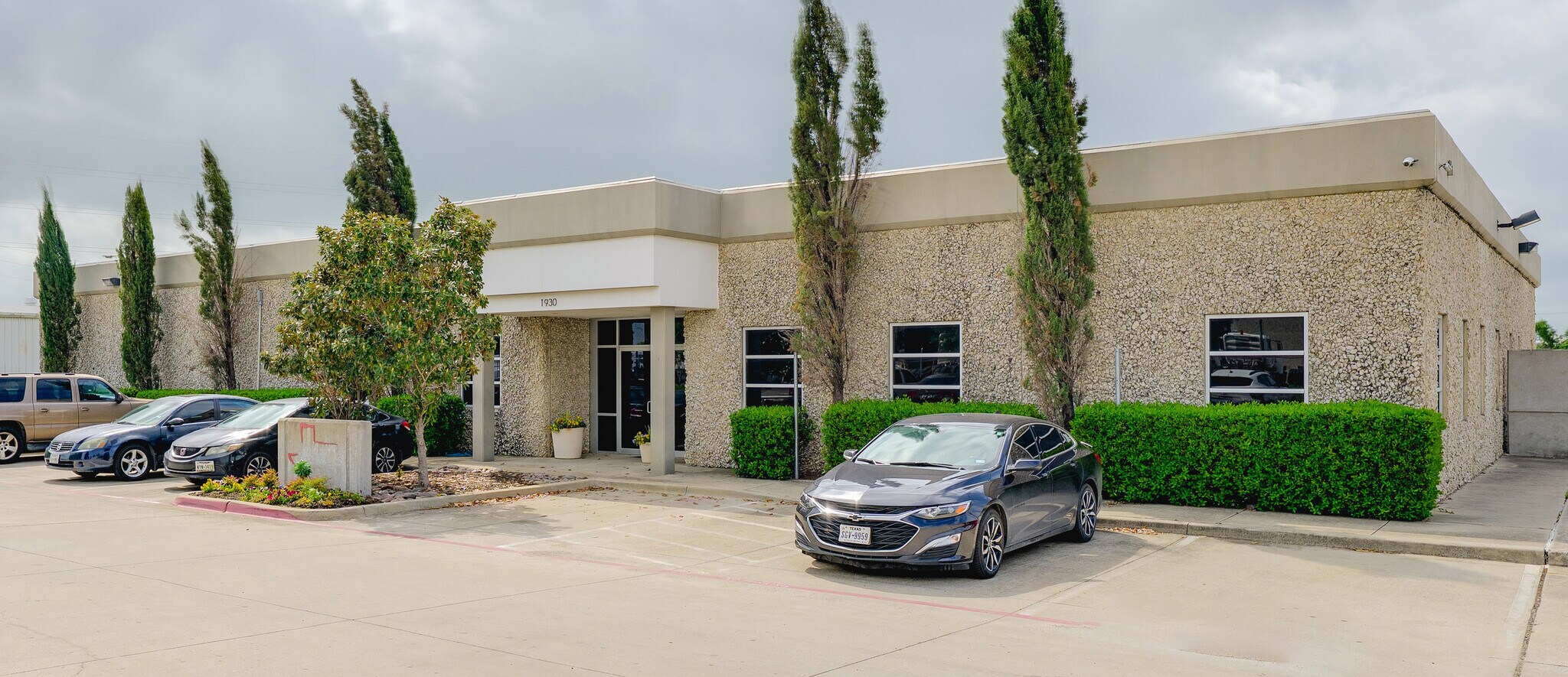 1930 Hinton Dr, Irving, TX à louer Photo principale– Image 1 sur 11