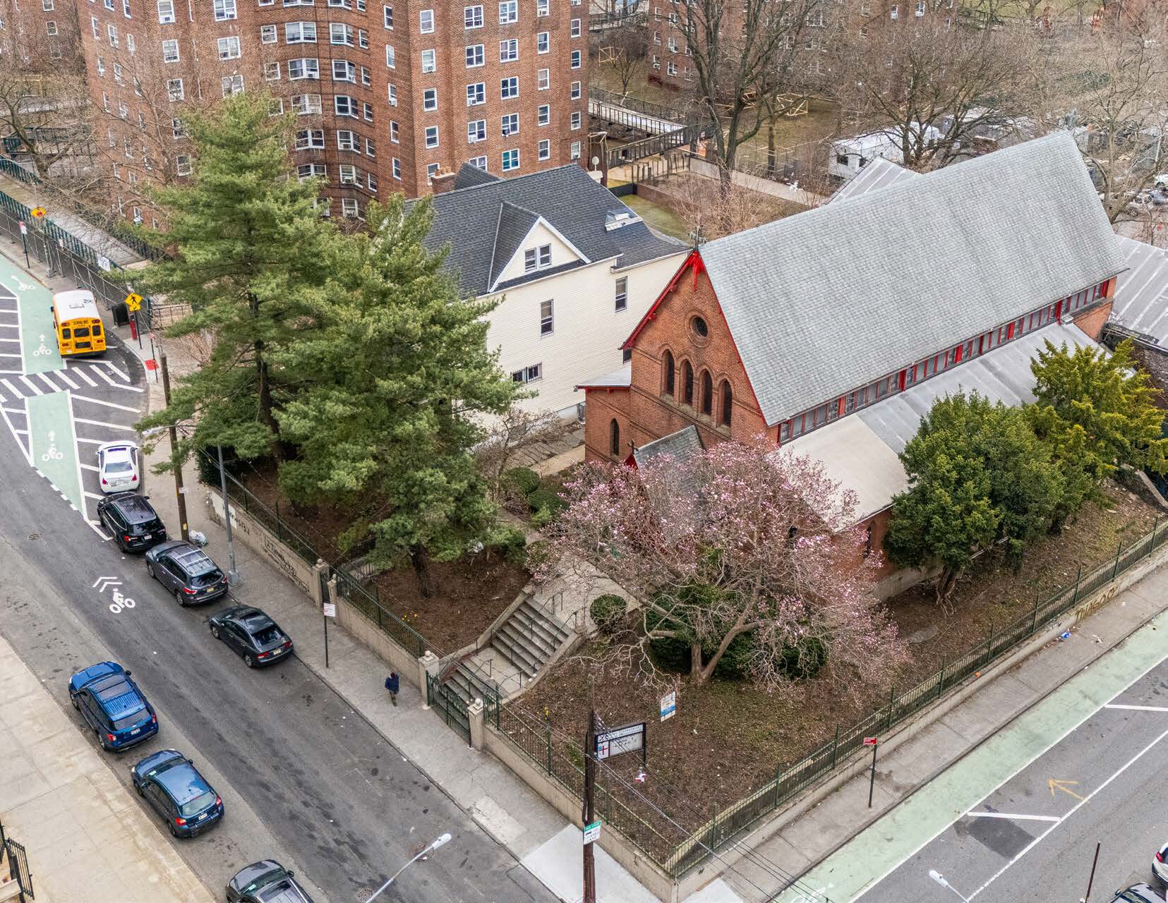 690 E 166th St, Bronx, NY à vendre Photo de l’immeuble– Image 1 sur 9