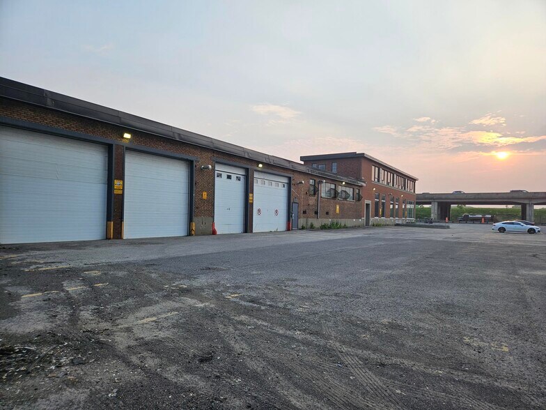 4360 Ch de la Côte-de-Liesse, Mt Royal, QC à vendre - Photo de l’immeuble – Image 3 sur 33
