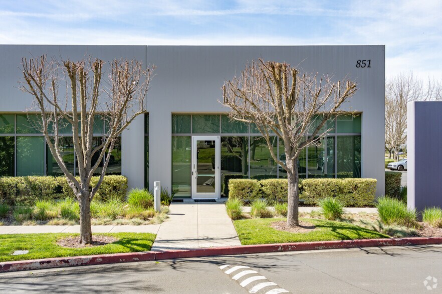 851 Napa Valley Corporate Way, Napa, CA à louer - Photo de l’immeuble – Image 3 sur 11