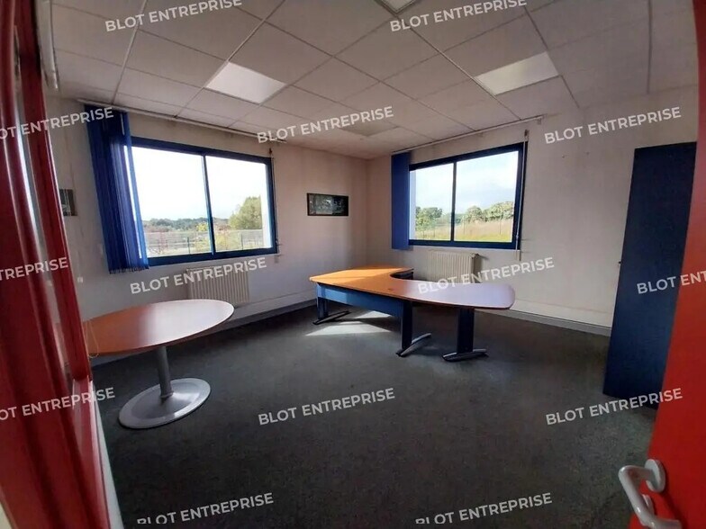 Local d’activités dans Noyal-Pontivy à louer - Photo de l’immeuble – Image 3 sur 10