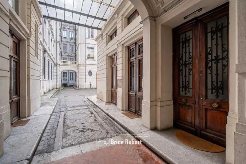 Bureau dans Lyon à vendre - Photo de l’immeuble – Image 2 sur 10