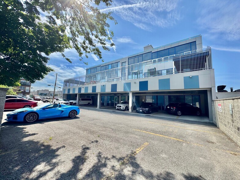 215-15 Northern Blvd, Bayside, NY à vendre - Photo de l’immeuble – Image 2 sur 63