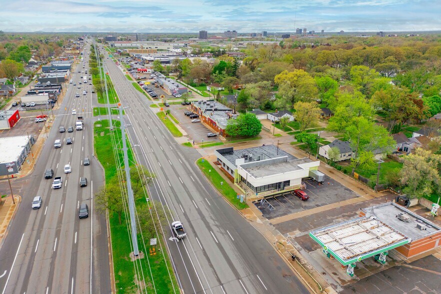 13630 W Eight Mile Rd, Oak Park, MI à vendre - Photo de l’immeuble – Image 2 sur 19