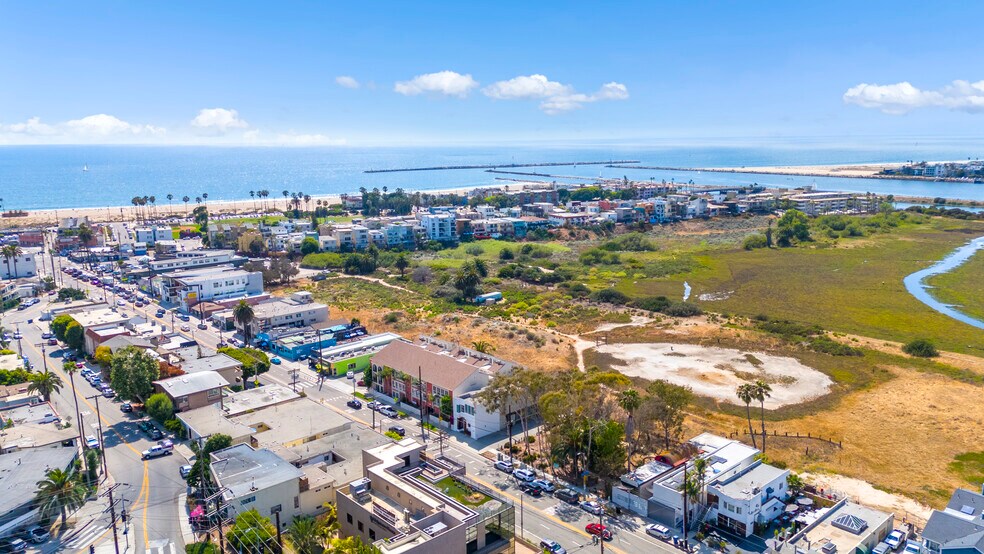 411 Culver Blvd, Playa Del Rey, CA à vendre - Photo de l’immeuble – Image 2 sur 13