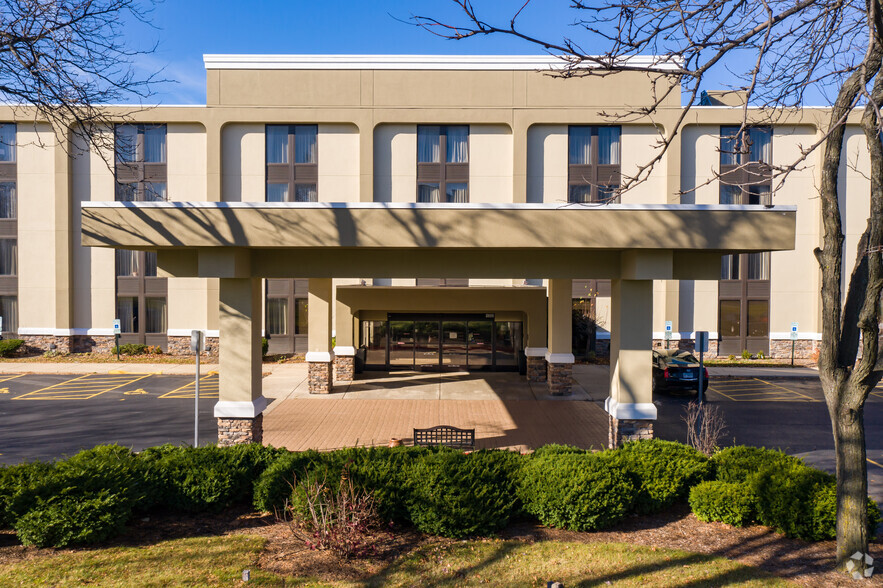 1300 E Higgins Rd, Schaumburg, IL à vendre - Photo de l’immeuble – Image 3 sur 45