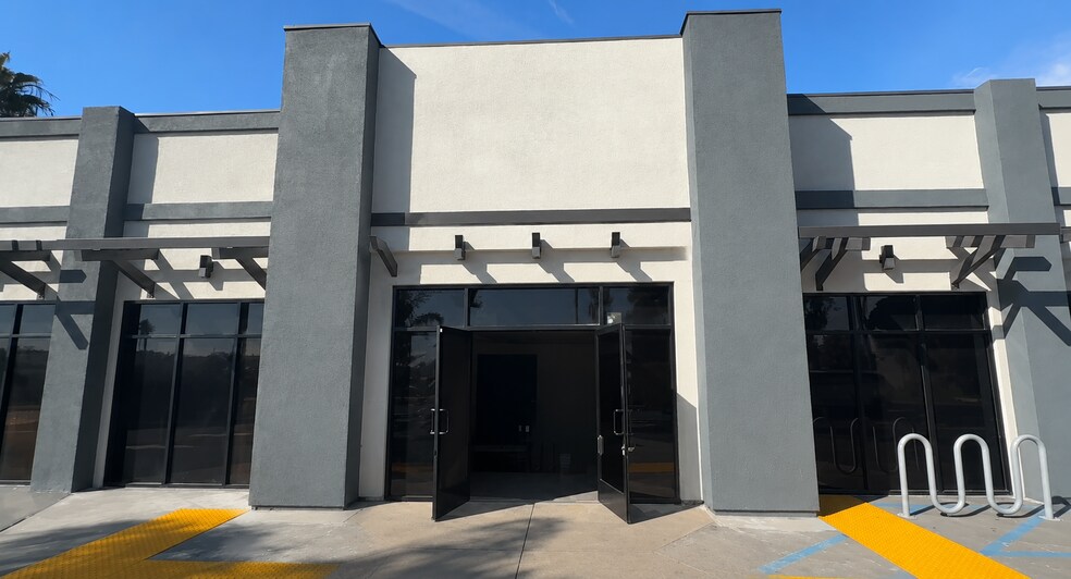 2301 Newport Blvd, Costa Mesa, CA à vendre - Photo de l’immeuble – Image 1 sur 21