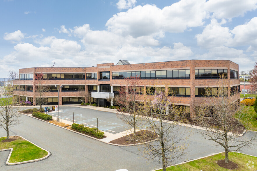 1275 Glenlivet Dr, Allentown, PA à louer - Photo de l’immeuble – Image 1 sur 6