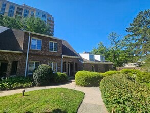 11731-11737 Bowman Green Dr, Reston, VA à louer Photo de l’immeuble– Image 2 sur 22