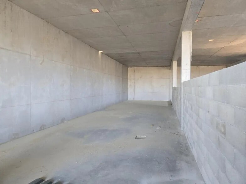 Industriel/Logistique dans Six-Fours-les-Plages à vendre - Photo de l’immeuble – Image 3 sur 6